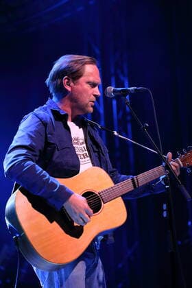 Thees Uhlmann bei einem Konzert als Support für Kettcar im Metropol in Berlin, 11. April 2022. Thees Uhlmann Konzert Berlin