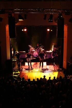 Lars Wiebusch, Erik Langer, Christian Hake, Marcus Wiebusch und Reimer Bustorff, v.l., von der Band Kettcar bei einem Konzert im Metropol in Berlin, 11. April 2022. Kettcar Konzert Berlin