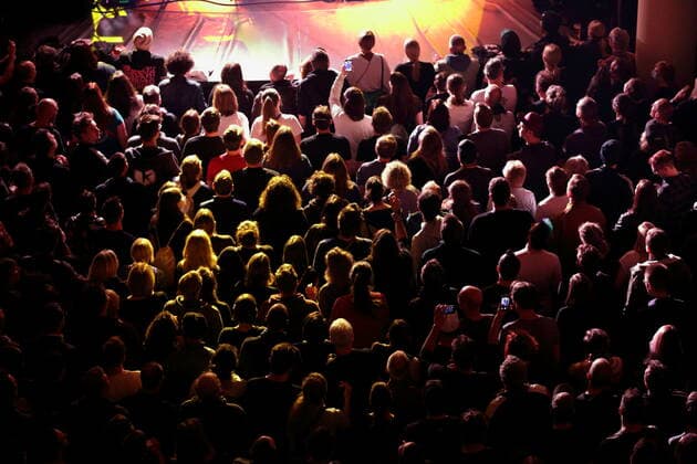 Konzertbesucher beim Konzert von Kettcar im Metropol in Berlin, 11. April 2022. Kettcar Konzert Berlin