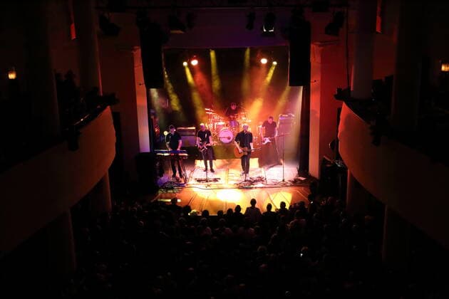 Lars Wiebusch, Erik Langer, Christian Hake, Marcus Wiebusch und Reimer Bustorff, v.l., von der Band Kettcar bei einem Konzert im Metropol in Berlin, 11. April 2022. Kettcar Konzert Berlin