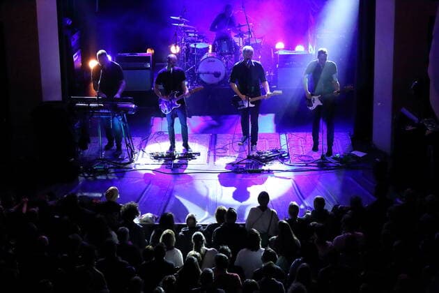Lars Wiebusch, Erik Langer, Christian Hake, Marcus Wiebusch und Reimer Bustorff, v.l., von der Band Kettcar bei einem Konzert im Metropol in Berlin, 11. April 2022. Kettcar Konzert Berlin