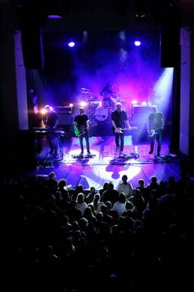 Lars Wiebusch, Erik Langer, Christian Hake, Marcus Wiebusch und Reimer Bustorff, v.l., von der Band Kettcar bei einem Konzert im Metropol in Berlin, 11. April 2022. Kettcar Konzert Berlin