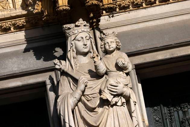 IMAGO Creative: Ostern Der Kölner Dom zeigt Kalkstein-Figuren der Heiligen Maria mit Jesuskind am Mittelpfeiler des Hauptportals. (Themenbild, Symbolbild) Köln, 11.04.2022 NRW Deutschland *** Cologne Cathedral shows limestone figures of St. Mary with baby Jesus on the central pillar of the main portal theme image, symbol image Cologne, 11 04 2022 NRW Germany Copyright: xChristophxHardtx
