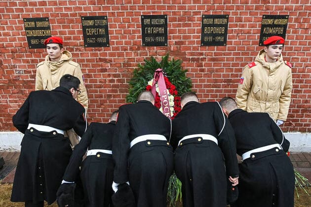 News Themen der Woche KW15 News Bilder des Tages Russia Cosmonautics Day 8163481 12.04.2022 Members of the honor guard lay flowers during a wreath laying ceremony in front of the place of burying of Yuri Gagarin and Sergei Korolev at the Kremlin wall at Cosmonautics Day in Moscow, Russia. Evgeny Odinokov Sputnik Moscow Russia  Copyright: xEvgenyxOdinokovx