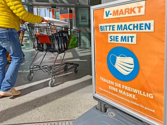 12.04.2022, Symbolbild, Corona-Krise, Frau geht zum Einkaufen in einen Supermarkt, Gesichtsmasken sind nun nur mehr freiwillig. In Deutschland gilt ab 3.4.2022 keine Maskenpflicht mehr beim Einkaufen, nur auf freiwilliger Basis. Am Eingang ein Schild: Bitte machen Sie mit, tragen Sie freiwillig eine Maske (Modelreleased) 12.04.2022, Corona-Krise, Maskenpflicht freiwillig 12.04.2022, Corona-Krise, Maskenpflicht freiwillig