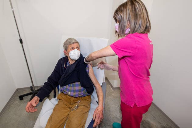 COVID: Italy Starts Giving Fourth Jab Rieti is a pioneer in Italy for the fourth dose vaccination, for patients over 80 and frail over 60. Administration carried out at the former Bosi vaccination centre opened during the vaccine administration campaign. In Rieti, Italy, 12 April, 2022. Rieti Italy  Copyright: xRiccardoxFabix originalFilename: fabi-notitle220412_npcpR.jpg