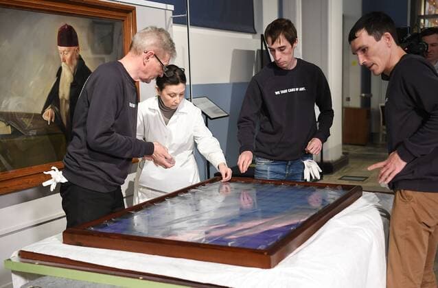Bilder des Jahres 2022, Entertainment 04 April Entertainment Themen der Woche KW15 Entertainment Bilder des Tages Russia Italy Artworks Return 8163999 12.04.2022 Experts and workers unpack the She who leads painting by Nicholas Roerich of 1943 which was returned to the State Museum of Oriental Art after being exhibited in Italy, in Moscow, Russia. Last week, Russian art objects which had been included in the exports sanctions lists were detained by the customs service during transit in Finland and were allowed the return to Russia after receiving clarifications on sanctions by the EU. Ekaterina Chesnokova Sputnik Moscow Russia  Copyright: xEkaterinaxChesnokovax
