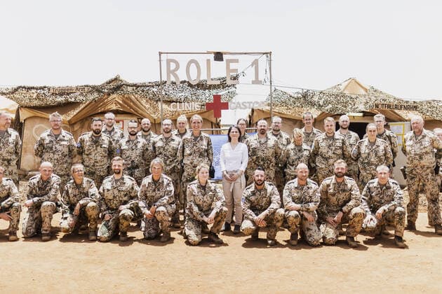 Bilder des Jahres 2022, News 04 April News Themen der Woche KW15 News Bilder des Tages Annalena Baerbock (Buendnis 90 Die Gruenen), Bundesaussenministerin, aufgenommen beim Sanitaetsstation Role 1 im Camp Castor in Gao, 12.04.2022. Aussenministerin Baerbock reist nach Mali und Niger, um sich ein Bild ueber sich Sicherheitslage und der politischen Lage zu machen. Gao Mali *** Annalena Baerbock Buendnis 90 Die Gruenen , German Foreign Minister, photographed at the sanitary station Role 1 in Camp Castor in Gao, 12 04 2022 Foreign Minister Baerbock travels to Mali and Niger to get an idea of the security situation and the political situation Gao Mali Copyright: xFlorianxGaertnerx