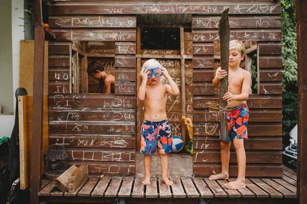 IMAGO Kreativ: Bruderschaft Brothers playing outside with play sword and goggles in summer Buenos Aires, Buenos Aires, Argentina CR_TANI220412D-952980-01 ,model released, Symbolfoto