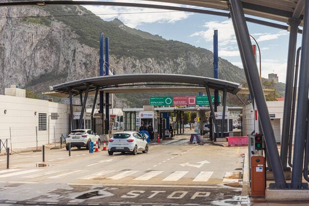 GIBRALTAR, UK - APRIL 7, 2022 - Cars and pedestrians cross the runway of Gibraltar airport at the border of Spain to enter Gibraltar. Border crossing between Spain and Gibraltar Gibraltar Great Britain *** GIBRALTAR, UK APRIL 7, 2022 Autos und Fußgänger überqueren die Landebahn des Flughafens von Gibraltar an der spanischen Grenze, um nach Gibraltar zu gelangen Grenzübergang zwischen Spanien und Gibraltar Gibraltar Großbritannien Copyright: xx
