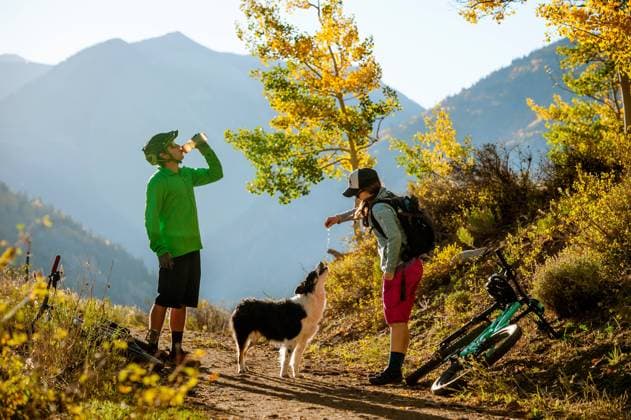 IMAGO Creative: Fit durch den Herbst A couple enjoying a mountain bike ride in the fall with their dog United States, Colorado, Crested Butte CR_PEDO22032941-955833-01 ,model released, Symbolfoto