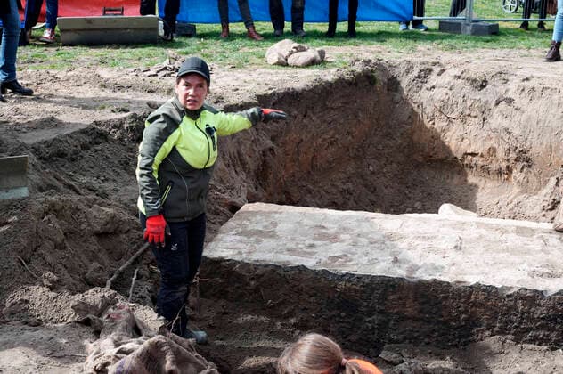 Bilder des Jahres 2022, News 04 April News Themen der Woche KW15 News Bilder des Tages Claudia M. Melisch, Archäologin und wissenschaftliche Grabungsleiterin, an der Fundstelle. Der Weiße Stier vom Humboldthain war eine überlebensgroße Marmorskulptur, die der Rixdorfer Künstler Professor Ernst Moritz Geyger (1861 bis1941) im Jahr 1901 erschaffen hat. Die rund 4 Meter lange und etwa 2,5 Meter hohe, stark naturalistisch gestaltete Stierskulptur wurde auf einem kleinen Hügel vor der Großen Wiese im Berliner Humboldthain aufgestellt und avancierte schnell zu einem beliebten Treffpunkt. Über den Verbleib des Stieres, der 1945 in den letzten Kriegstagen zerstört worden war, war nichts bekannt. Der Verein Berliner Unterwelten recherchierte und fand die Reste der Skulptur im Humboldthain. Berlin, 12.04.2022 *** Claudia M M Foto:xT.xBartillax xFuturexImage