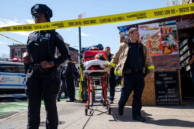 Bilder des Jahres 2022, News 04 April News Themen der Woche KW15 News Bilder des Tages (220412) -- NEW YORK, April 12, 2022 -- First responders work at a nearby street after a shooting took place at a subway station in Brooklyn, New York, the United States, on April 12, 2022. At least five people were shot and 13 were injured on Tuesday morning at the subway station in Brooklyn, local media reported, citing law enforcement sources. (Photo by Michael Nagle Xinhua) U.S.-NEW YORK-SUBWAY STATION-SHOOTING WangxYing 