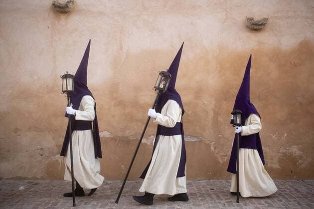 Bilder des Jahres 2022, News 04 April News Themen der Woche KW15 News Bilder des Tages April 12, 2022, Zamora, Zamora, Spain: Penitents from the Jesus del Via Crucis (Jesus of the Way of the Cross) brotherhood prepare to take part in a procession, during Holy Week in Zamora, Spain, on April 12, 2022. Hundreds of processions take place throughout Spain during the Easter Holy Week after two years without celebrations due to the coronavirus pandemic. Zamora Spain - ZUMAb157 20220412_zap_b157_007 Copyright: xManuelxBallesx