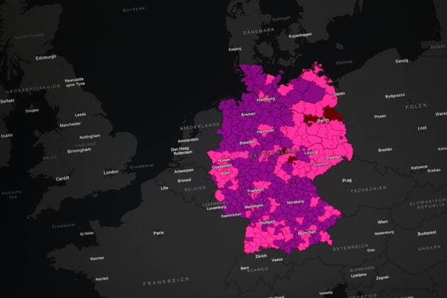 Dashboard des RKI, die 7-Tage-Inzidenz liegt nun bei 1044,7 7-Tage-Inzidenz, Dashboard des RKI auf einem Monitor am 13.04.2022 in Siegen Deutschland.