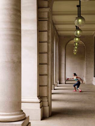 IMAGO Creative: 2022 Sport Favoriten IMAGO Creative: Sport in der Stadt Female Athlete Throwing Discus In Portico, model released, , 10019232.jpg, 2012, 20s, Action, Adult, Arch, Architecture, Athlete, Athletic, Caucasian, Challenge, City, Column, Compete, Competitive, Day, Determination, Determined, Discus, Effort, Energy, Fast, Fitness, Full Length, Hanging, Lamp, Light, London, Olympics, One, Outdoors, Person, Portico, Position, Power, Practicing, Profile, Ready, Side View, Skill, Speed, Sport, Sportswear, Standing, Strength, Strong, Throwing, Training, Vertical, Woman, Young,