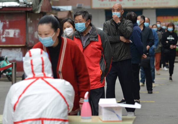 April 13, 2022, Fuyang, Anhui, China: Residents wait in long queues to be tested for Covid-19 at a controlled area in Fuyang. The Chinese mainland on Tuesday reported 1500 locally transmitted confirmed COVID-19 cases, the National Health Commission s Wednesday report showed. Of the new local confirmed cases, 1189 were reported in Shanghai. Fuyang China - ZUMAs197 20220413_zaa_s197_039 Copyright: xSheldonxCooperx