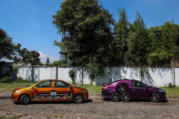 News Themen der Woche KW15 Eight-wheeled And Two-faced Cars In Bandung, Indonesia An modified car is seen on April 13, 2022 at Gemah Ripah Taxi Pool in Bandung, West Java. Taxi businessman Roni Gunawan managed to modify the car into a car with eight wheels and a two-faced car that has two steering wheels. The car is made only for modification hobbies and exhibition purposes. Bandung Indonesia  Copyright: xAlgixFebrixSugitax originalFilename: sugita-notitle220413_npe3T.jpg