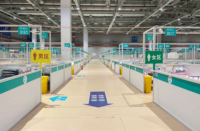 (220413) -- SHANGHAI, April 13, 2022 -- Photo taken on April 12, 2022 shows the interior view of a makeshift hospital converted from the National Exhibition and Convention Center (NECC) in east China s Shanghai. The NECC, also known as the auspicious four-leaf clover, is being converted into the largest makeshift hospital in the city. ) CHINA-SHANGHAI-NECC-MAKESHIFT HOSPITAL (CN) DingxTing 