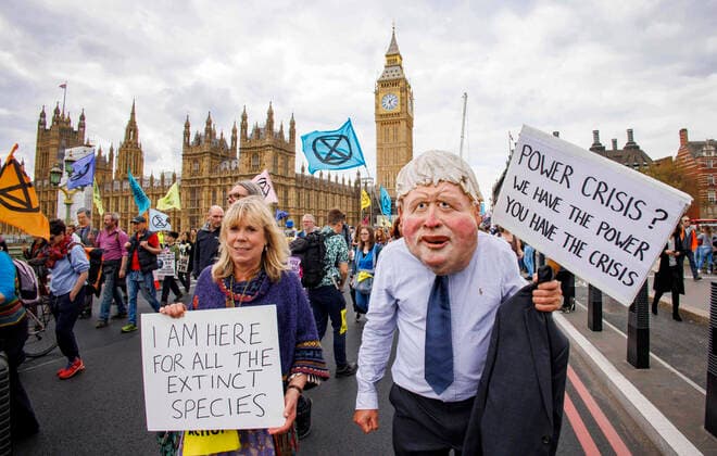 Bilder des Jahres 2022, News 04 April News Themen der Woche KW15 News Bilder des Tages . 13 04 2022. London, United Kingdom. Members of Extinction Rebellion, one dressed as Boris Johnson march bover Westminster Bridge. Extinction Rebellion protest. Westminster.  xMarkxThomasx xi-Imagesx IIM-23313-0004