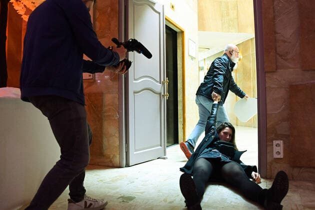 News Themen der Woche KW15 News Bilder des Tages Altercation avec une personne a la Conference de presse de Marine Le Pen ( MLafrance ) - NEWS : Conference de presse de Marine Le Pen - Paris - 13 04 2022 FedericoPestellini Panoramic 