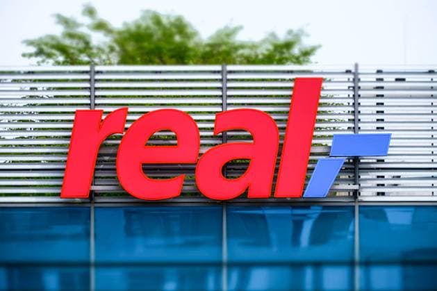 Düsseldorf 13.04.2022 Real Warenhaus Kaufhaus Supermarkt Logo Düsseldorf Nordrhein-Westfalen Deutschland *** Dusseldorf 13 04 2022 Real department store department store supermarket logo Dusseldorf North Rhine Westphalia Germany