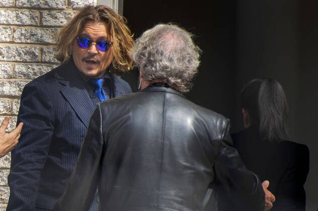 Bilder des Jahres 2022, Entertainment 04 April Entertainment Themen der Woche KW15 Entertainment Bilder des Tages Actor Johnny Depp returns to Fairfax County Courthouse after a break during his trial against Actress Amber Heard in Fairfax, Virginia on Wednesday, April 13, 2022. Depp filed a defamation lawsuit against Heard, his former wife, after she wrote an op-ed in The Washington Post that accused Depp of domestic abuse.  WAP2022041311 BONNIExCASH