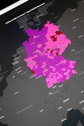 Dashboard des RKI, die 7-Tage-Inzidenz liegt nun bei 1015,7 7-Tage-Inzidenz, Dashboard des RKI auf einem Monitor am 14.04.2022 in Siegen Deutschland.