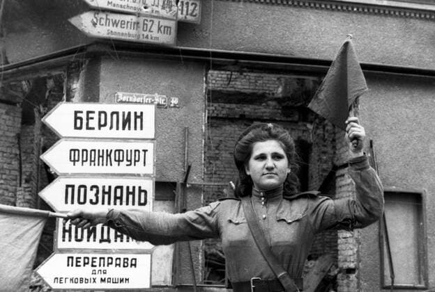 TRAFFIC CONTROLLER 46449 15.04.1945 A Soviet traffic controller at the Fortress Kustrin. RIA Novosti Sputnik Kjustrin Germany  Copyright: xRIAxNovostix