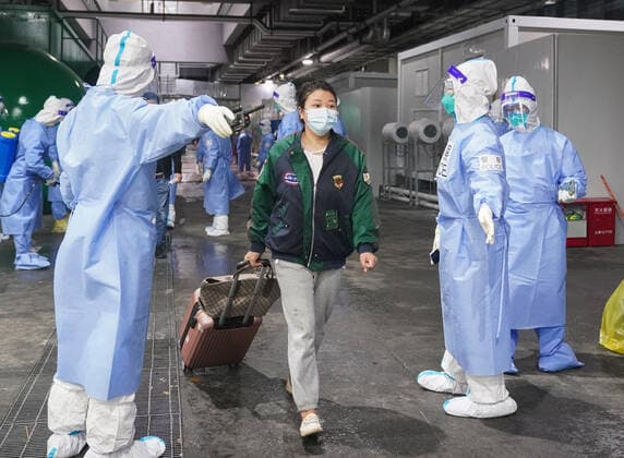 (220414) -- SHANGHAI, April 14, 2022 -- A COVID-19 patient leaves the National Exhibition and Convention Center (NECC), the largest makeshift hospital, in east China s Shanghai, April 14, 2022. A total of 322 COVID-19 patients were released from medical observation and left the NECC on Thursday morning, local authorities said. They were the first batch of patients discharged from the NECC since it started admitting COVID-19 mild cases and asymptomatic carriers on April 9, according to the municipal epidemic control office. The convention center-turned makeshift hospital has a capacity to accommodate more than 50,000 beds. ) CHINA-SHANGHAI-MAKESHIFT HOSPITAL-COVID-19 PATIENTS-RELEASE(CN) DingxTing 