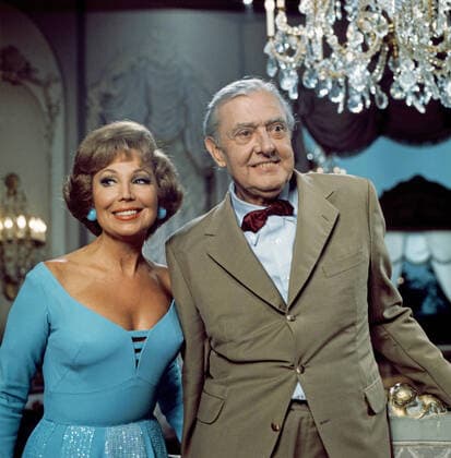 ANNELIESE ROTHENBERGER GIBT SICH DIE EHRE Anneliese Rothenberger gibt sich die Ehre, ZDF Unterhaltungssendung, Deutschland, 1975, im Bild: Kammersängerin und Gastgeberin Anneliese Rothenberger mit Sänger und Bühnendarsteller Eric Helgar. Anneliese Rothenberger gibt sich die Ehre, TV Entertainment show, Germany, 1975, on the photo: Chamber singer and host Anneliese Rothenberger with Eric Helgar, German singer and stage actor., Deutschland Copyright: kpa UnitedArchives55008813 EDITORIAL USE ONLY