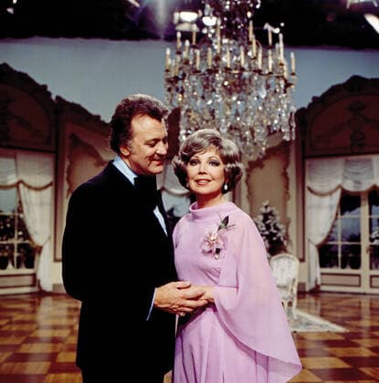 ANNELIESE ROTHENBERGER GIBT SICH DIE EHRE Anneliese Rothenberger gibt sich die Ehre, ZDF Unterhaltungssendung, Deutschland, 1977, im Bild: der schwedische Opernsänger Nicolai Gedda mit Kammersängerin und Gastgeberin Anneliese Rothenberger. Anneliese Rothenberger gibt sich die Ehre, TV Entertainment show, Germany, 1977, on the photo: Swedish Opera singer Nicolai Gedda with Chamber singer and host Anneliese Rothenberger., Deutschland Copyright: kpa UnitedArchives55008833 EDITORIAL USE ONLY