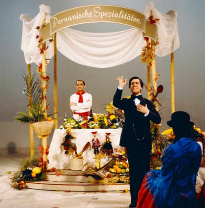 VICO TORRIANI PRÄSENTIERT PERU FOLKLORICO Vico Torriani präsentiert Peru Folklorico, ZDF Musiksendung, Deutschland, 1978, im Bild: Vico Torriani, der Schweizer Showmaster, Sänger und Schauspieler während der Show. Vico Torriani präsentiert Peru Folklorico, TV music programme, Germany, 1978, on the photo: Vico Torriani, Swiss Showmaster, singer and actor during the show., Deutschland Copyright: kpa UnitedArchives55023689 EDITORIAL USE ONLY