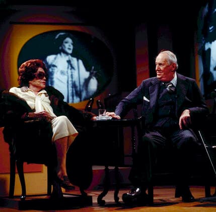 ZARAH LEANDER, ARNE HÜLPHERS Zarah Leander, Grand Dame, schwedische Sängerin und Schauspielerin, Diva und ehemaliger UFA-Filmstar, hier in einer TV Sendung, Deutschland circa 1967, gemeinsam mit Ehemann Arne Hülphers, schwedischer Jazzmusiker, Pianist und Kapellmeister, die beiden waren auch erfolgreich in ihrer musikalischen Zusammenarbeit. Zarah Leander, Grand Dame, Swedish singer and actress, diva and former UFA film star, here in a TV program, Germany circa 1967, together with 3rd husband Arne Hülphers, Swedish jazz musician, pianist and bandleader, the two were also successful in their musical collaboration., Deutschland Copyright: kpa UnitedArchives55040812 EDITORIAL USE ONLY