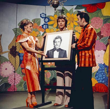 HÄTTEN SIE HEUT ZEIT FÜR MICH Hätten Sie heut Zeit für mich?, ZDF, Personality Show, Christiane Rücker und Ernst Hilbich als Sketch-Partner von Moderator und Gastgeber Michael Schanze, Mitte, Deutschland, 1972. Haetten Sie heut Zeit fuer mich?, TV Personality show, presented by Michael Schanze, centre, Christine Ruecker and Ernst Hilbich as sketch partner, Germany, 1972., München Deutschland Copyright: kpa UnitedArchives55040859 EDITORIAL USE ONLY
