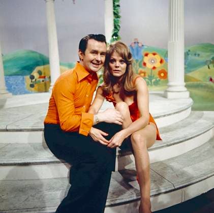 HÄTTEN SIE HEUT ZEIT FÜR MICH Hätten Sie heut Zeit für mich?, ZDF, Personality Show, Christiane Rücker und Ernst Hilbich als Sketch-Partner, Deutschland, 1972. Haetten Sie heut Zeit fuer mich?, TV Personality show, Christine Ruecker and Ernst Hilbich as sketch partner, Germany, 1972., München Deutschland Copyright: kpa UnitedArchives55040865 EDITORIAL USE ONLY