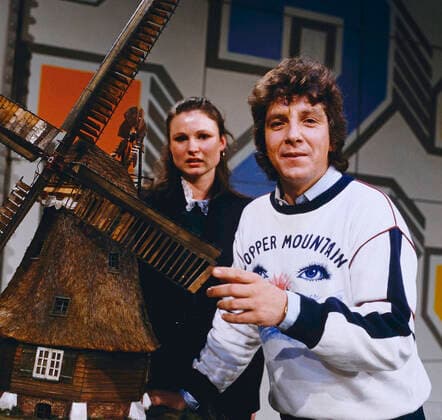 1, 2 ODER 3 1, 2 oder 3, ZDF Quizshow für Kinder, moderiert von Michel Schanze, hier mit Rosita Wrobel und Modellbau einer Windmühle, Deutschland, 1981. 1, 2 oder 3, TV quiz show for Kids, presented by Michael Schanze, on the photo with Rosita Wrobel and a model making of a windmill, Germany, 1981., Deutschland Copyright: kpa UnitedArchives55040881 EDITORIAL USE ONLY