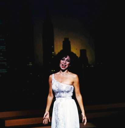 HALLO PETER Hallo Peter, ZDF Musikshow, Deutschland, 1979, im Bild: Julia Migenes, amerikanische Opernsängerin und Schauspielerin. Hallo Peter, TV music show, Germany, 1979, on the photo: American Opera singer and actress Julia Migenes., Deutschland Copyright: kpa UnitedArchives55040925 EDITORIAL USE ONLY