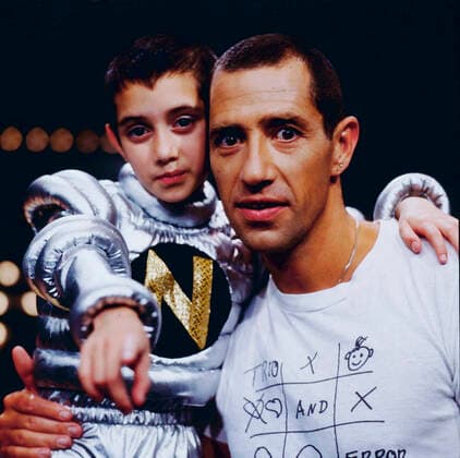 HITPARADE ZDF Hitparade, Musiksendung, Auftritt von Stephan Remmler und Nina als Duo mit dem Lied: Feuerwerk, im Bild: Sänger Stephan Remmler und die neunjährige Sängerin Nina, Deutschland, 1984. ZDF Hitparade, chart show, Performance of Stephan Remmler and Nina as duo with the song: Feuerwerk, in the picture: singer Stephan Remmler and the nine-year-old singer Nina, Germany, 1984., Deutschland Copyright: kpa UnitedArchives55040982 EDITORIAL USE ONLY