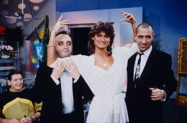 BANANAS Bananas, WDR Musik- und Comedy Show, mit dabei Trio, deutsche Band, hier ein Bild mit Stephan Remmler und Peter Behrens, rechts hinten: Schauspieler Diether Krebs, Deutschland, 1982. Bananas, TV music and comedy show, with Trio, German Band, on the photo: Stephan Remmler and Peter Behrens and right back: actor Diether Krebs, Germany, 1982., Deutschland Copyright: kpa UnitedArchives55041000 EDITORIAL USE ONLY