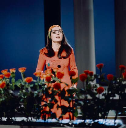 NANA MOUSKOURI Nana Mouskouri, weltweit erfolgreiche griechische Sängerin, im Bild: TV-Auftritt, Deutschland, circa 1975. Nana Mouskouri, worldwide successful Greek singer, on the photo: TV performance, Germany, circa 1975., Deutschland Copyright: kpa UnitedArchives55041024 EDITORIAL USE ONLY
