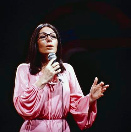 NANA MOUSKOURI Nana Mouskouri, weltweit erfolgreiche griechische Sängerin, im Bild: TV-Auftritt, Deutschland, 1980. Portrait von Nana Mouskouri, worldwide successful Greek singer, on the photo: TV performance, Germany, 1980., Deutschland Copyright: kpa UnitedArchives55041026 EDITORIAL USE ONLY