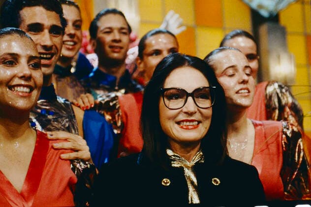 NANA MOUSKOURI Nana Mouskouri, weltweit erfolgreiche griechische Sängerin, im Bild: TV-Auftritt, Deutschland, 1990. Nana Mouskouri, worldwide successful Greek singer, on the photo: TV performance, Germany, 1990., Deutschland Copyright: kpa UnitedArchives55041048 EDITORIAL USE ONLY