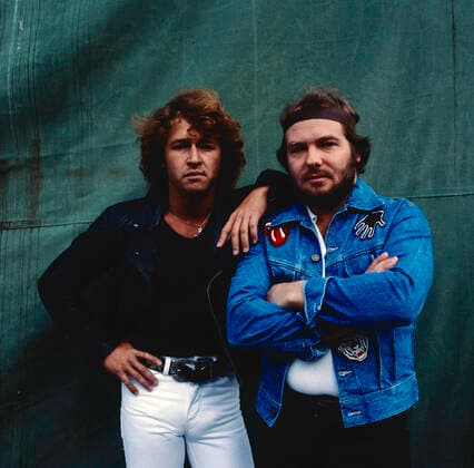 PETER MAFFAY UND JOHNNY TAME Peter Maffay, deutscher Sänger und Gitarrist, im Bild mit dem deutschen Musiker Johnny Tame, beide produzierten ein Country-Rock Studioalbum, Deutschland, 1977. Peter Maffay, German singer and guitarist, pictured with German musician Johnny Tame, both producing a country-rock studio album, Germany, 1977., Deutschland Copyright: kpa UnitedArchives55041093 EDITORIAL USE ONLY