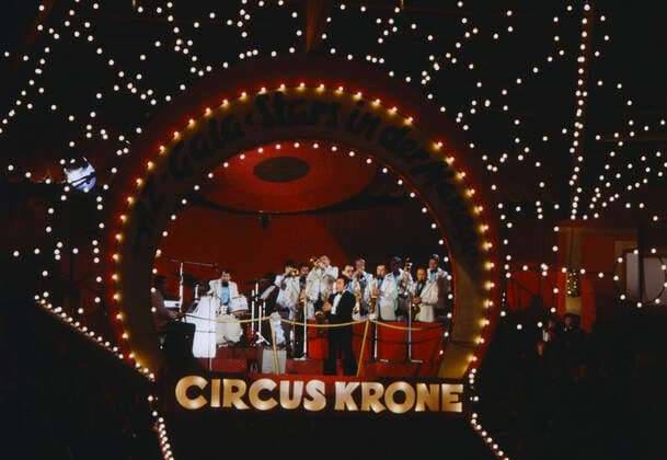 STARS IN DER MANEGE Stars in der Manege, AZ Gala, ZDF-Aufzeichnung aus dem Circus Krone in München, Deutschland, 1978, im Bild: Zirkusorchester mit Bandleader Max Greger. Stars in der Manege, Gala, TV recording from Circus Krone in Munich, Germany, 1978, pictured: Circus orchestra with bandleader Max Greger., München Deutschland Copyright: kpa UnitedArchives55041138 EDITORIAL USE ONLY