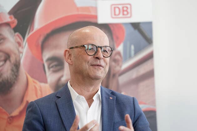 Jobberatung fuer ukrainische Gefluechtete Aktuell, 14.04.2022, Koeln, Martin Seiler, Vorstand Personal und Recht bei der Deutschen Bahn biem Pressestatement im Rahmen der Eroeffnung Jobberatungszentren fuer ukrainische Gefluechtete in Koeln in Kooperation mit der Deutschen Bahn, der Agentur fuer Arbeit und der Stiftung 1. FC Koeln. Weitere Jobberatungen werden in Berlin und Frankfurt eroeffnet und sollen ukrainischen Gefluechteten bei der Jobsuche helfen. Koeln Nordrhein-Westfalen Deutschland *** Job counseling for Ukrainian refugees Current, 14 04 2022, Cologne, Martin Seiler, Board Member for Human Resources and Legal Affairs at Deutsche Bahn biem Press statement in the context of the opening of job counseling centers for Ukrainian refug