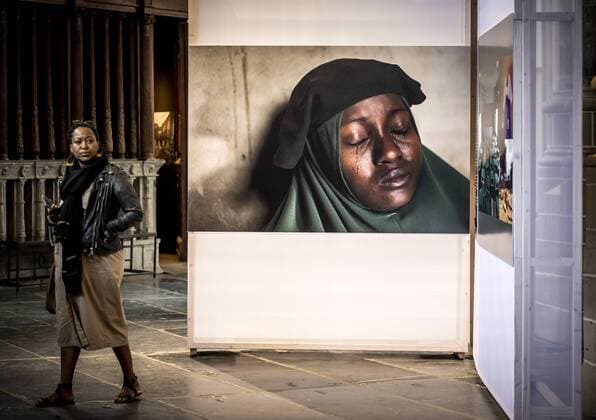 Bilder des Jahres 2022, Entertainment 04 April Entertainment Themen der Woche KW15 Entertainment Bilder des Tages Entertainment Bilder des Tages 2022-04-14 11:56:54 AMSTERDAM - The press preview of the World Press Photo Exhibition 2022 in the Nieuwe Kerk in Amsterdam. The exhibition showcases the winning photos and productions of the annual World Press Photo press photography competition. REMKO DE WAAL netherlands out - belgium out *** 2022 04 14 11 56 54 AMSTERDAM The press preview of the World Press Photo Exhibition 2022 in the Nieuwe Kerk in Amsterdam The exhibition showcases the winning photos and productions of the annual World Press Photo press photography competition REMKO DE WAAL netherlands out belgium out  Copyright: xx x447095060x originalFilename: 447095060.jpg