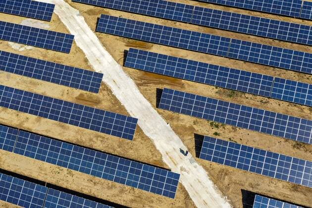 IMAGO Nature: Unsere Erde, Energiequellen, Photovoltaik (220414) -- KICEVO, April 14, 2022 -- Aerial photo taken on April 14, 2022 shows a state-run photovoltaic power plant under construction at the old thermal power station Oslomej near Kicevo, North Macedonia. (Photo by Xinhua) NORTH MACEDONIA-KICEVO-SOLAR POWER TomislavxGeorgiev 