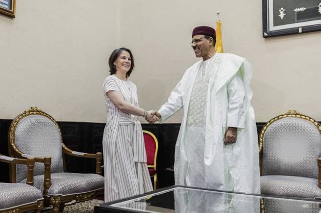 News Themen der Woche KW15 News Bilder des Tages (L-R) Annalena Baerbock (Buendnis 90 Die Gruenen), Bundesaussenministerin, und Mohamed Bazoum, Praesident von Niger, aufgenommen im Rahmen eines gemeinsamen Gespraeches in Niamey, 14.04.2022. Aussenministerin Baerbock reist nach Mali und Niger, um sich ein Bild ueber sich Sicherheitslage und der politischen Lage zu machen. Niamey Niger *** L R Annalena Baerbock Buendnis 90 Die Gruenen , German Foreign Minister, and Mohamed Bazoum, President of Niger, photographed during a joint meeting in Niamey, 14 04 2022 Foreign Minister Baerbock travels to Mali and Niger to get an idea of the security and political situation Niamey Niger Copyright: xFlorianxGaertnerx