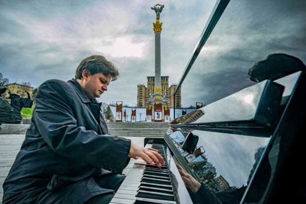 Ukraine-Krieg, Jahrestag der Invasion, Chronologie der Ereignisse, Archivbilder Bilder des Jahres 2022, Entertainment 04 April Entertainment Themen der Woche KW15 Entertainment Bilder des Tages Entertainment Bilder des Tages News Bilder des Tages April 14, 2022, Kiev, Kiev, Ukraine: Roman Lopatynsky, ukrainian piano player, plays the song Ã¢â‚¬oeHow not to love you, my dear KyivÃ¢â‚¬Â during a music performance against the russian aggression in Ukraine in Maidan Square, Kyiv. Kiev Ukraine - ZUMAa131 20220414_zap_a131_003 Copyright: xCelestinoxArcexLavinx